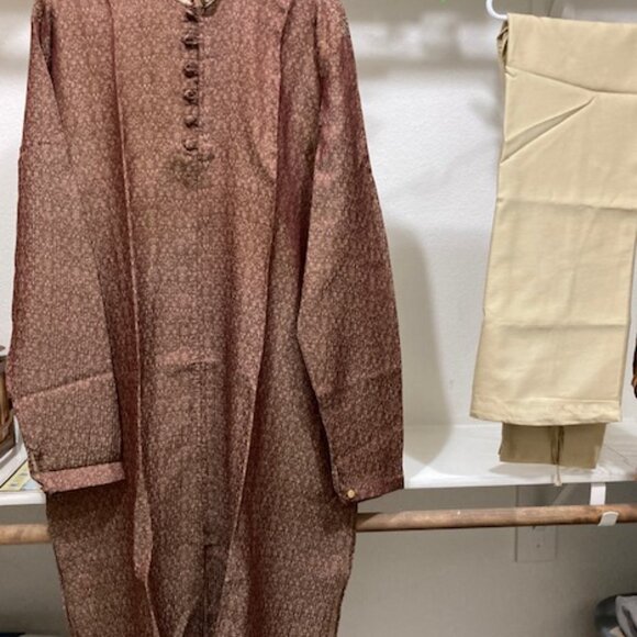 Maroon and gold sherwani set - Picture 4 of 5